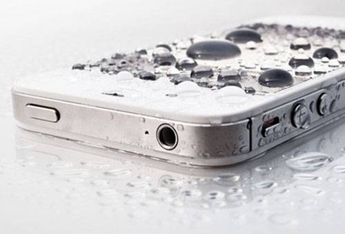 Mga patak ng tubig sa isang smartphone