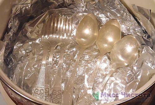 Forchette e cucchiai d'argento sbucciati