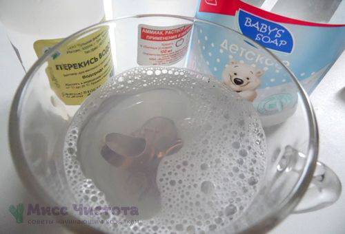 Cleaning with hydrogen peroxide, ammonia and liquid soap