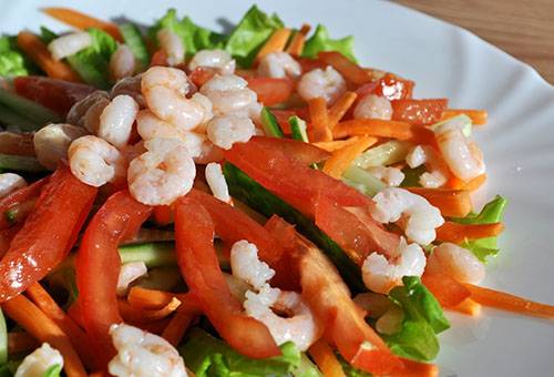 Salad of boiled shrimp and fresh vegetables