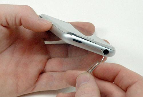 Scoaterea unei cartele SIM dintr-un iPhone cu ajutorul unei agrafe