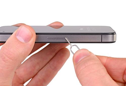 La bandeja de la tarjeta SIM no se extiende fuera del iPhone