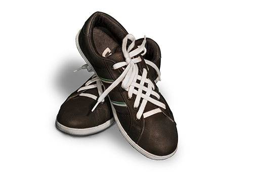 Lacci insolitamente legati su scarpe da ginnastica