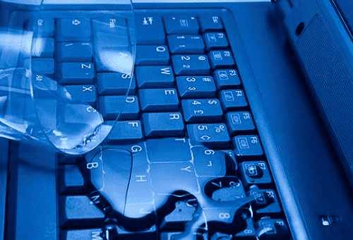 agua derramada en una computadora portátil