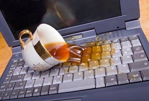 laptop schonk koffie in