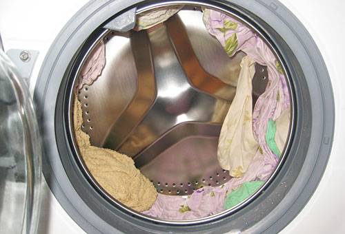 Choses dans la machine à laver après l'essorage