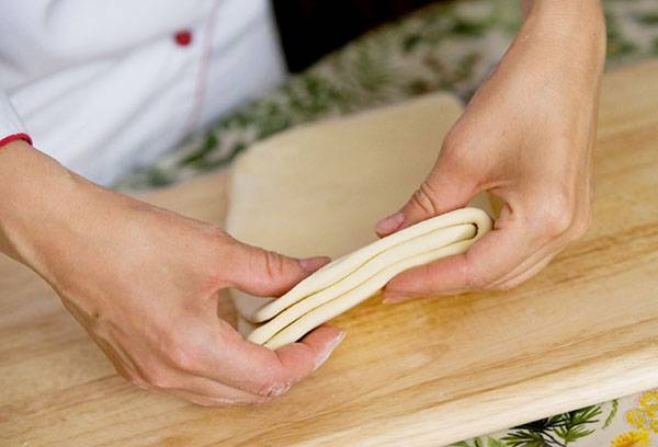 Pasta sfoglia nelle mani del cuoco