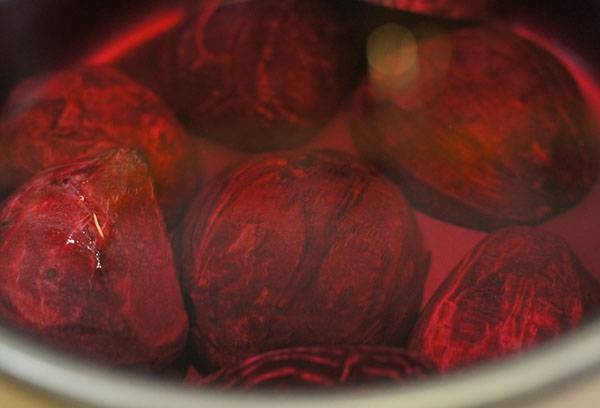 Kogte rødbeder i bouillon