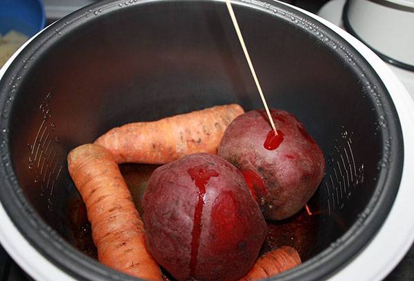 Rødbeder og gulerod i en langsom komfur