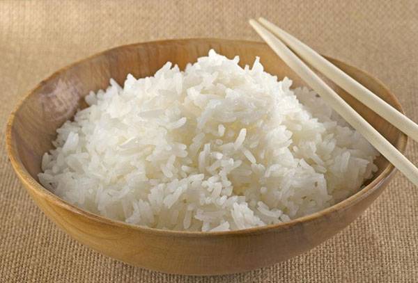 Gekookte rijst voor garnering