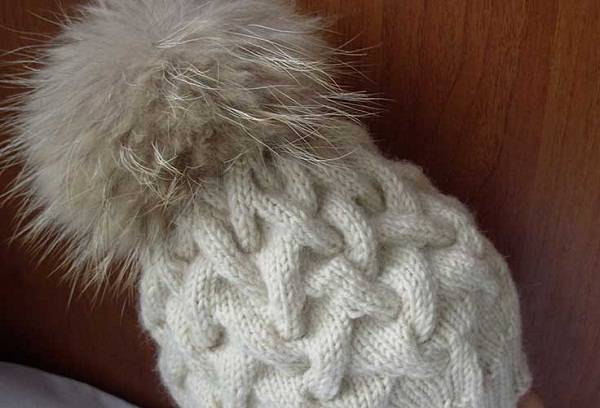 cappello lavorato a maglia con pompon di pelliccia