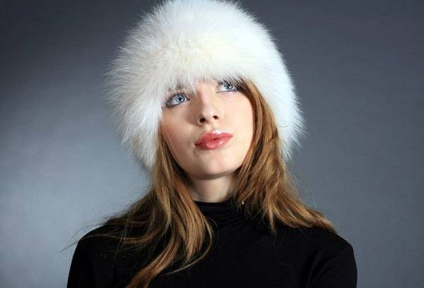 cappello di pelliccia bianco su una ragazza