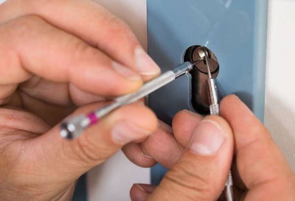 fjerne en ødelagt nøkkel med skruer