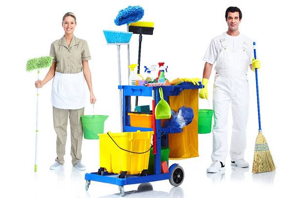 Professionnels du nettoyage avec chariot de nettoyage et inventaire