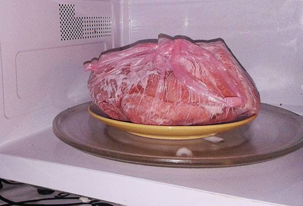 Defrosting meat in the microwave