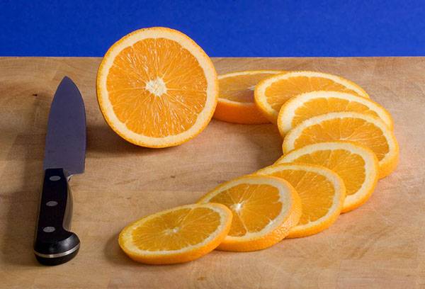 Apróra vágott narancs