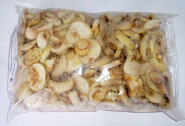 Funghi prataioli congelati affettati in una borsa