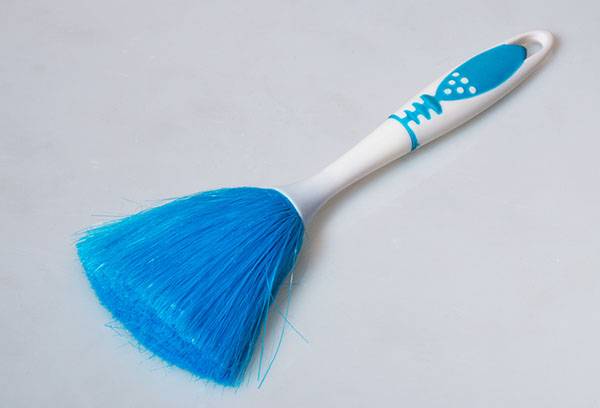Dust pan in the form of a brush
