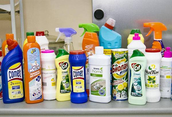 Una variedad de detergentes para la cocina.