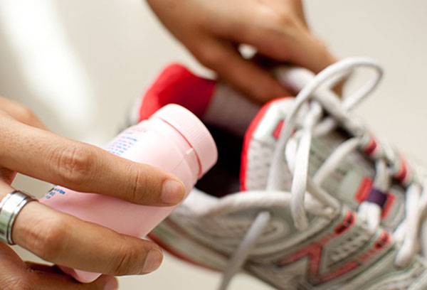 Using talcum powder for shoes