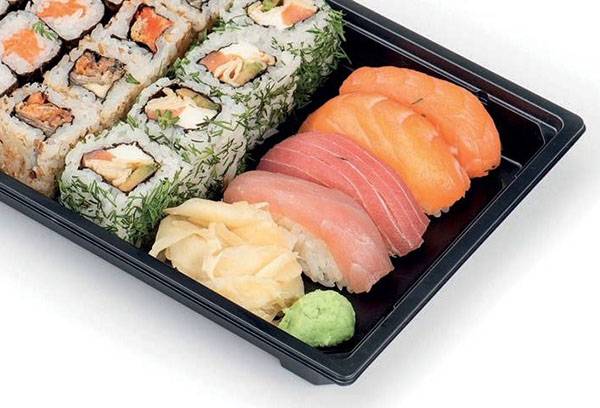 Sushi és tekercs egy műanyag raklapon