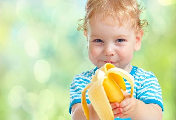תינוק אוכל בננה