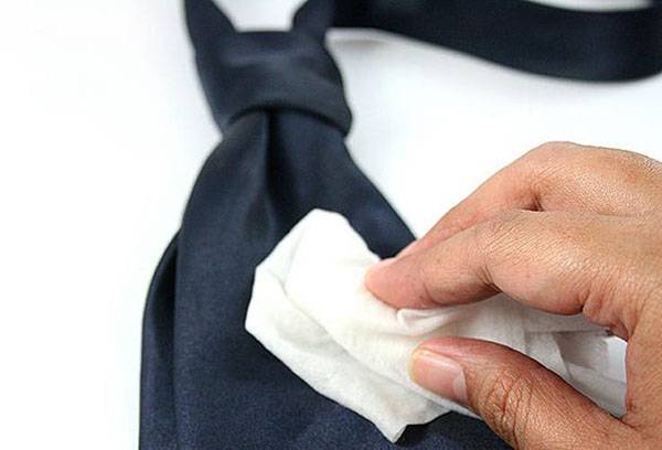 Nyakkendő tisztítása