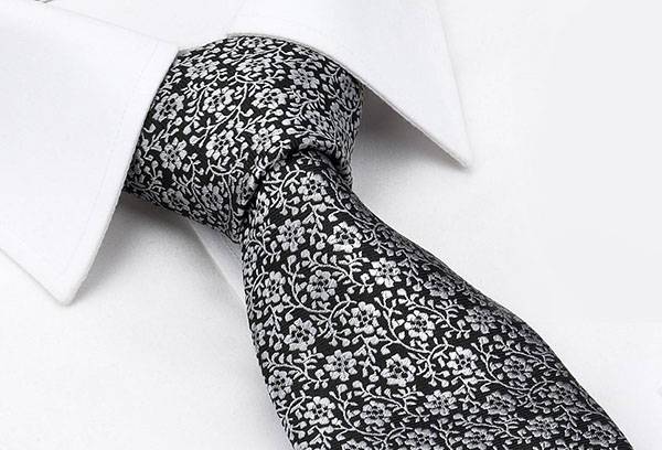 Cravate noire et blanche