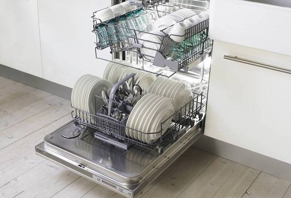 louça limpa na máquina de lavar louça