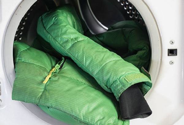 veste verte dans la machine à laver
