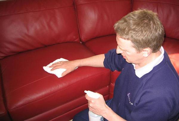 Làm sạch ghế sofa da mới