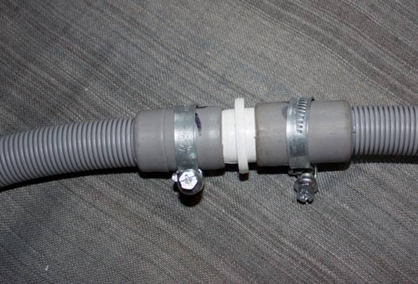 Connection of two parts of an extended drain hose
