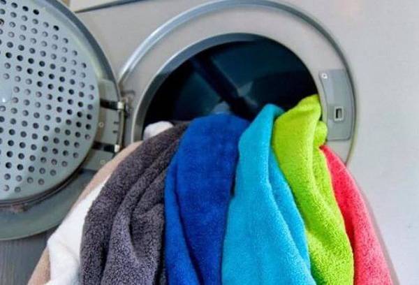 toalhas coloridas com uma máquina de lavar