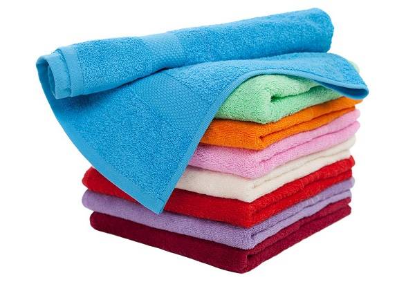 serviettes éponge de différentes couleurs