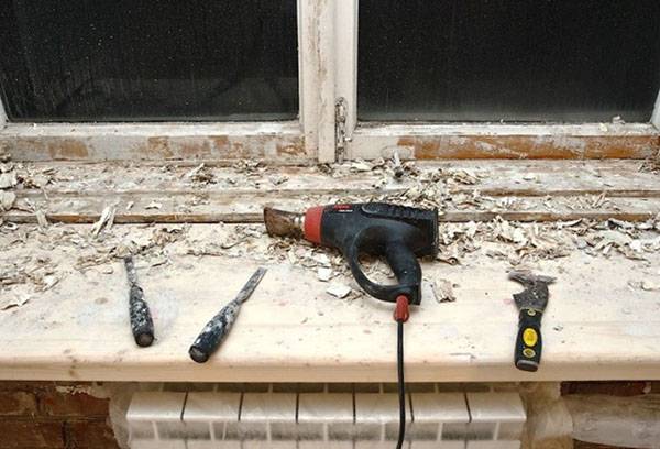 Removing old paint with a building hairdryer