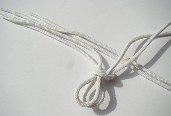 białe sznurowadła
