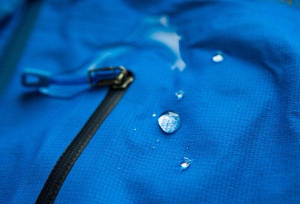 Gotas de água em uma jaqueta de membrana