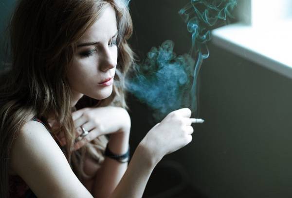 rokend meisje