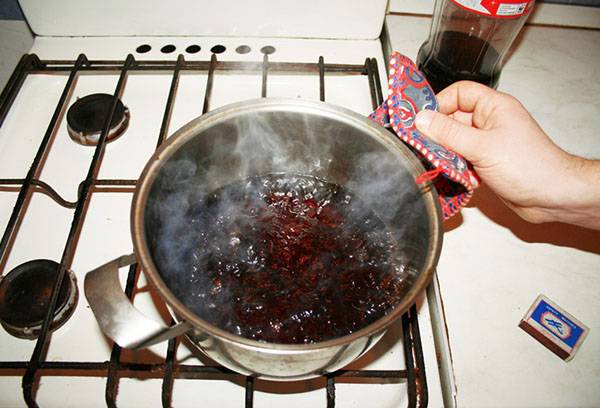 Koken jam van de jam in een pan