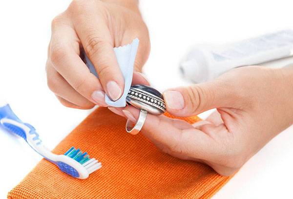 Паста за зъби почистване на сребърен пръстен