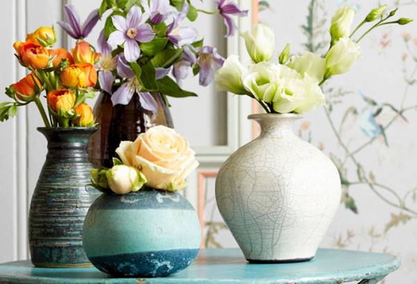 Bloemen in keramische vazen
