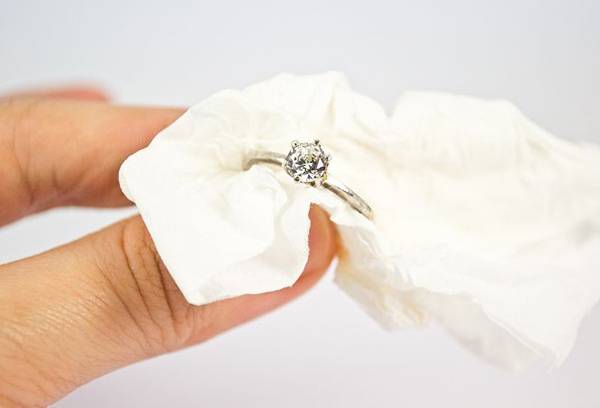 Stříbrný prsten čištění