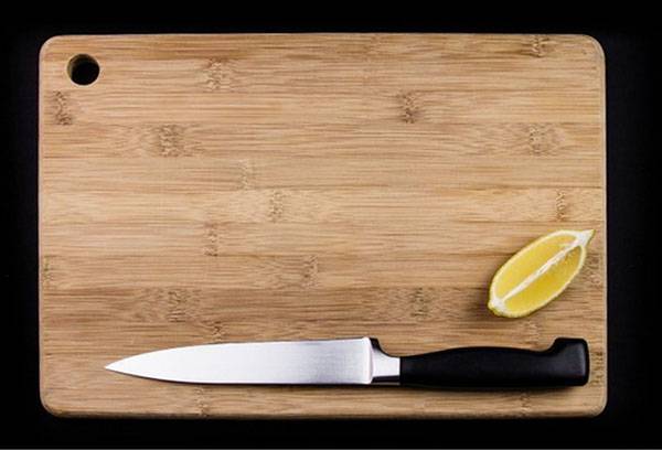 Tabla de cortar de madera y cuchillo