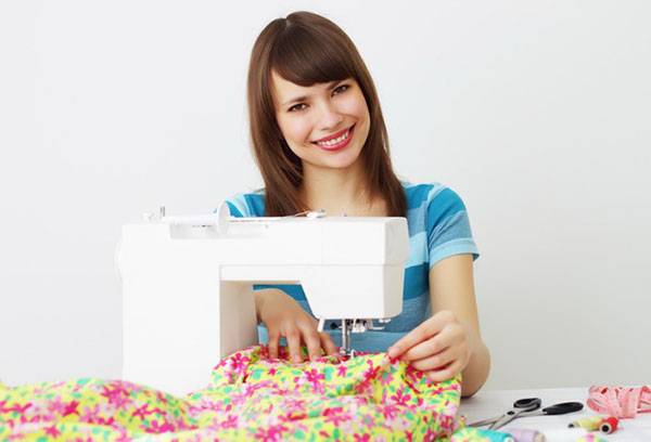 Meisje met een naaimachine
