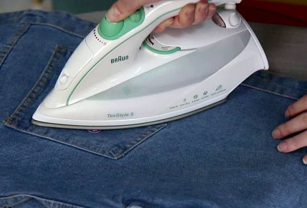 Applicazione di adesivi termici sui jeans