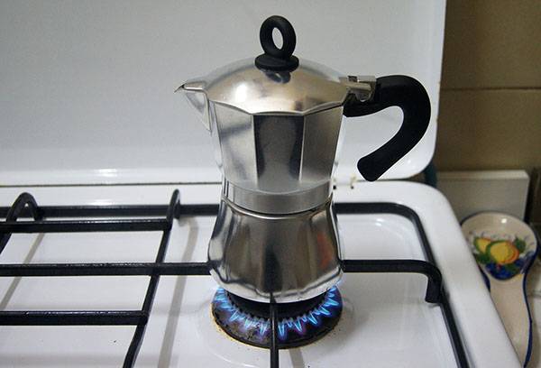 Gáztűzhely gejzír kávéfőző
