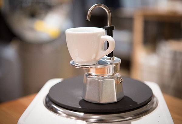 Geyser coffee maker na may cup stand