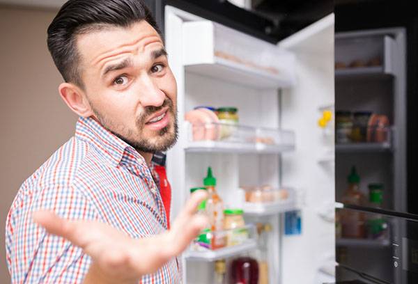 Hombre insatisfecho con el refrigerador