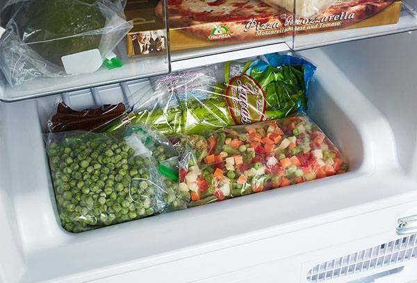 Verduras congeladas en el congelador