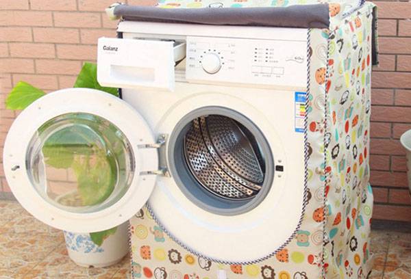 Máquina de lavar roupa em um caso